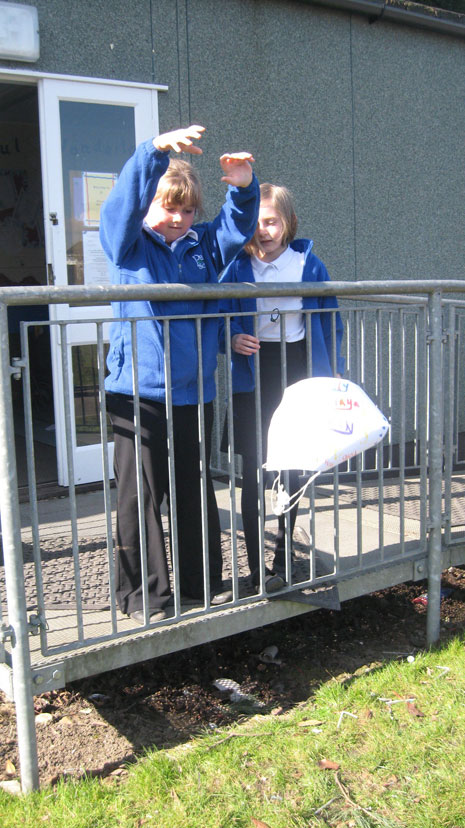 Pupils at The Park School have had a science workshop with Adam Nieman, learning about aerodynamic forces. Here are some pictures of them experimenting with parachutes, balloons and model aeroplanes in the playground.