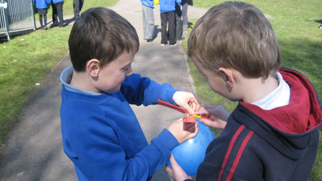 Pupils at The Park School have had a science workshop with Adam Nieman, learning about aerodynamic forces. Here are some pictures of them experimenting with parachutes, balloons and model aeroplanes in the playground.