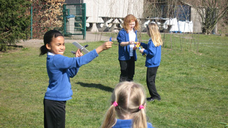 Pupils at The Park School have had a science workshop with Adam Nieman, learning about aerodynamic forces. Here are some pictures of them experimenting with parachutes, balloons and model aeroplanes in the playground.